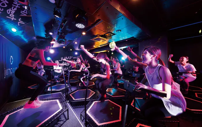 暗闇トランポリン